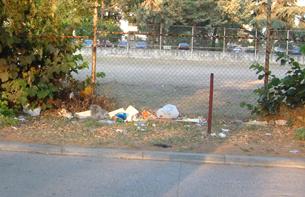 Il campetto di via Palomba circondato dai rifiuti