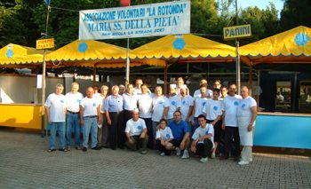 Foto di gruppo dei volontari "LA ROTONDA"