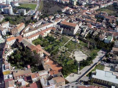 In primo piano, il vecchio edificio della De Filippo visto dall'alto (foto aerea realizzata in esclusiva per il Corriere di San Nicola)