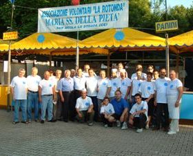 Foto di gruppo dell'Associazione Volontari "LA ROTONDA"