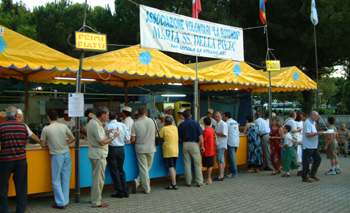 Lo stand preso d'assalto dai  sannicolesi e dai turisti accorsi numerosi